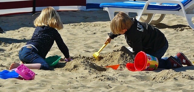 Pequeños haciendo actividades de verano para niños en la playa Pequeños haciendo actividades de verano para niños en la playa