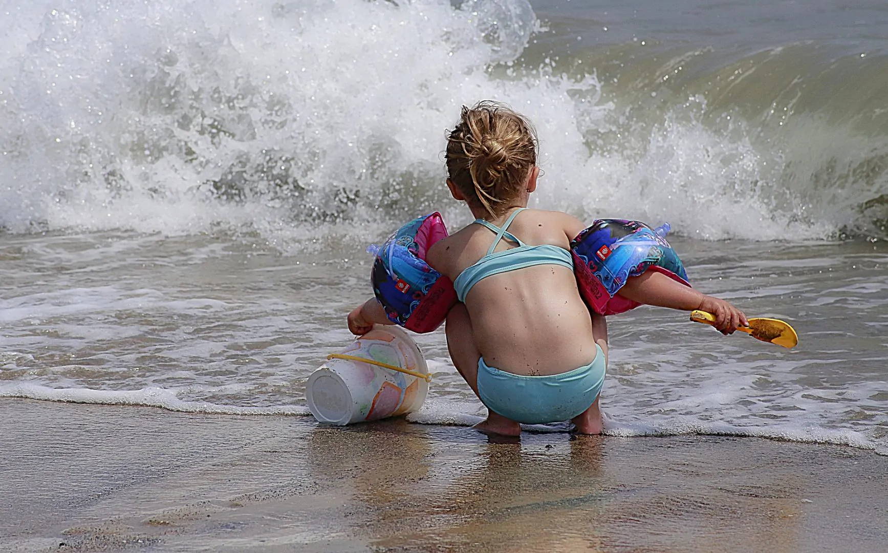 actividades de verano para niños en la playa con la arena