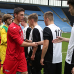 partido de los alumnos de la academia de fútbol en Inglaterra