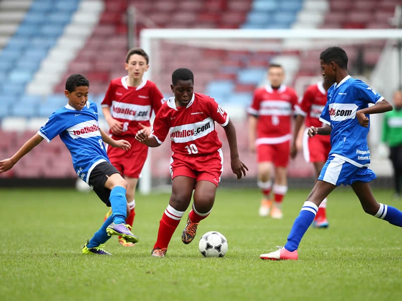 Alumno de la academia de fútbol en Inglaterra regateando