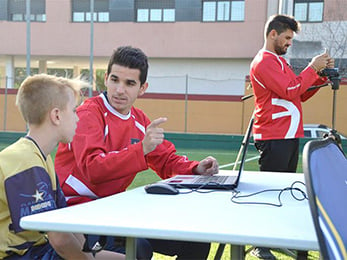 Coach demonstrates proper youth soccer coaching styles  - Programmes intensifs de football courts à Barcelone | Ertheo