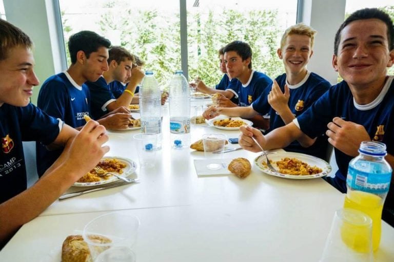 Niños deportistas comiendo sano - nutrición deportiva para niños