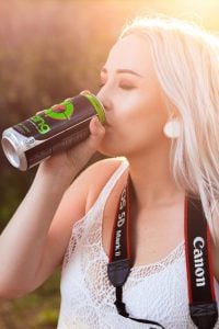 bebida energetica 200x300 - Los peligros de las bebidas energéticas que toman los jóvenes