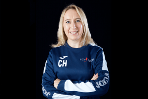 La terapeuta deportiva de la academia de fútbol en UK Carol Holland