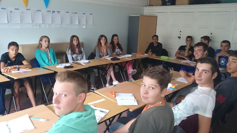 Aulas de língua estrangeira no Acampamento de Basqueteem Skegness. Foto à direita Aulas de língua estrangeira no Acampamento de Basqueteem Skegness
