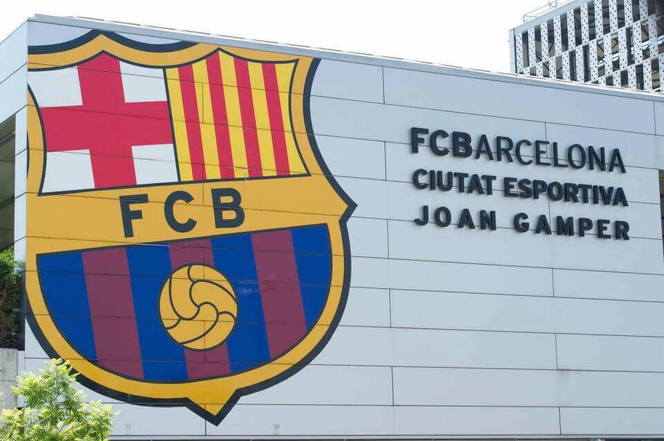 Logo do Acampamento de Futebol do FCB Escola - Barcelona 2024