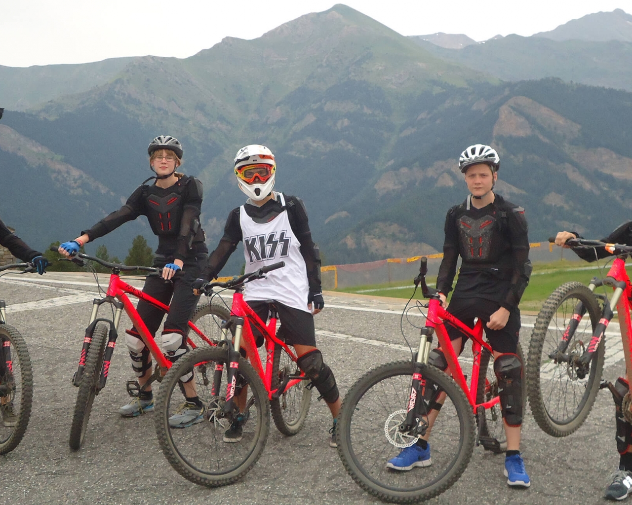 Campamento DH Bike en los Pirineos logo