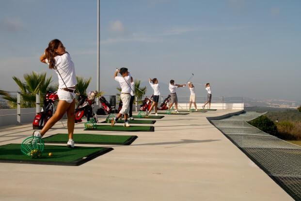 Disfruta del golf en un marco incomparable y con unas buenas instalaciones. logo Disfruta del golf en un marco incomparable y con unas buenas instalaciones. logo