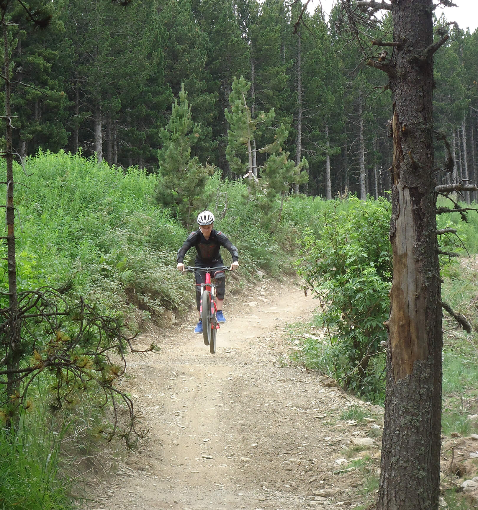 Treinamento no Acampamento de DH Bike em Andorra. Foto à direita Treinamento no Acampamento de DH Bike em Andorra. Foto à direita