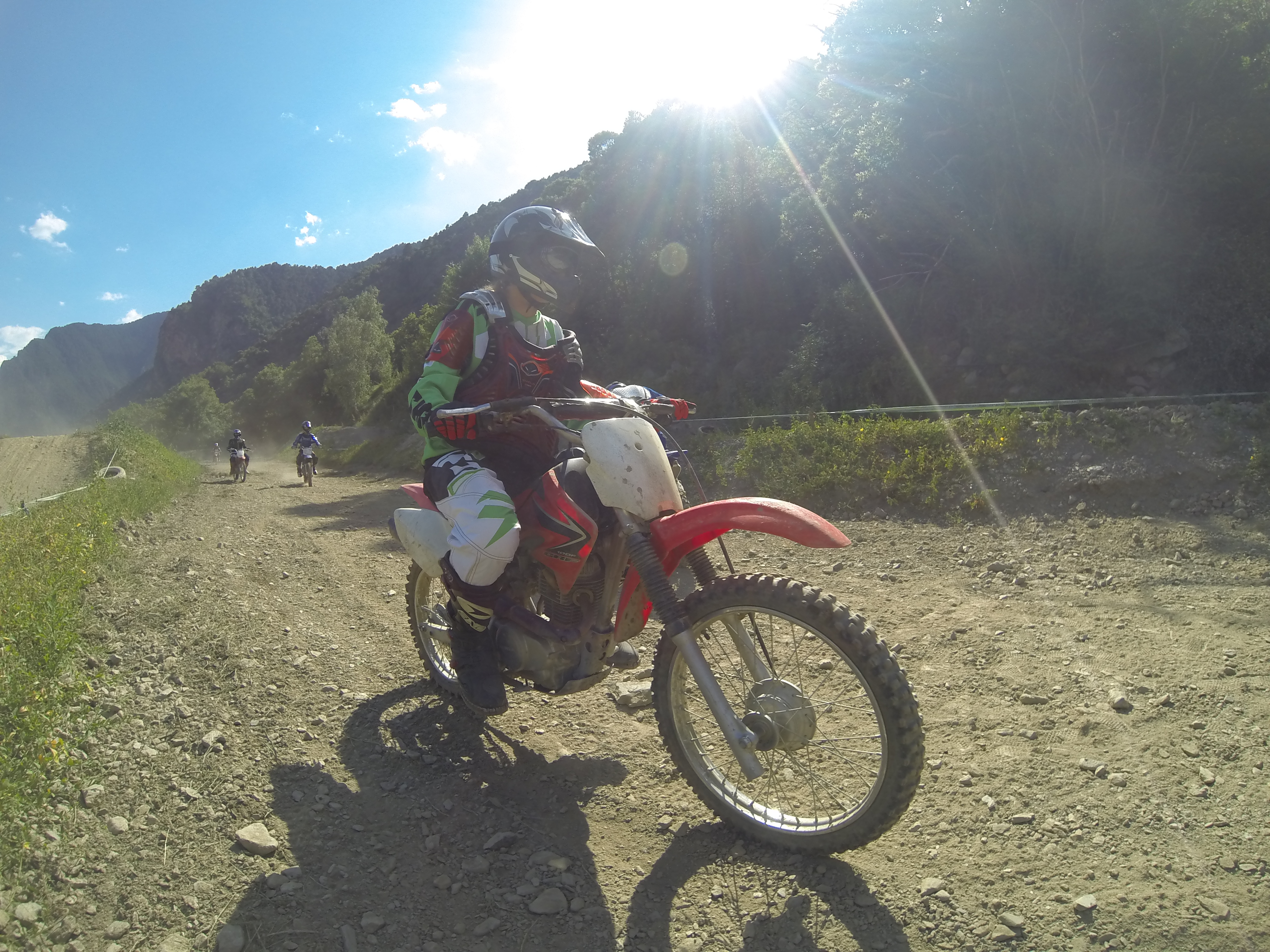 Treinamento no Acampamento de Motocross em Andorra. Foto à direita Treinamento no Acampamento de Motocross em Andorra. Foto à direita