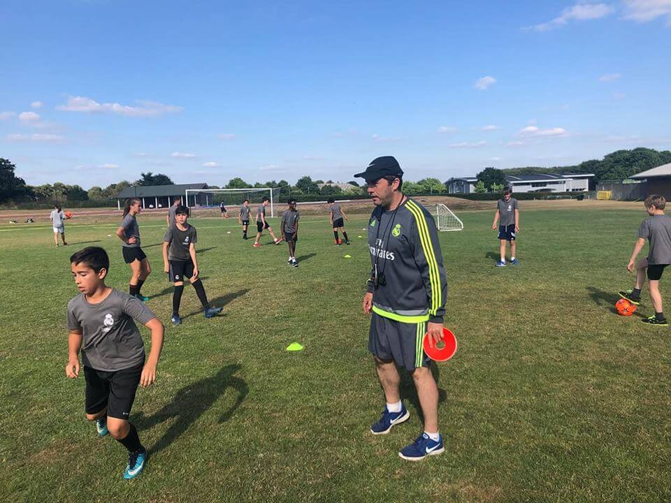 Treinamento no Acampamento de Futebol do Real Madrid na Dublin 2024. Foto esquerda
