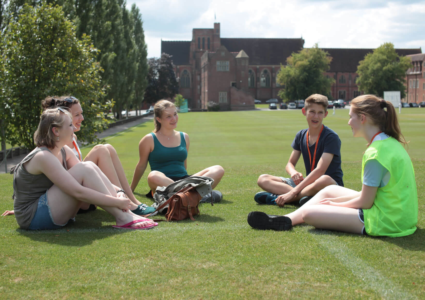 Acampamento de futebol de Liverpool na Inglaterra com Inglês [Campus 2024]