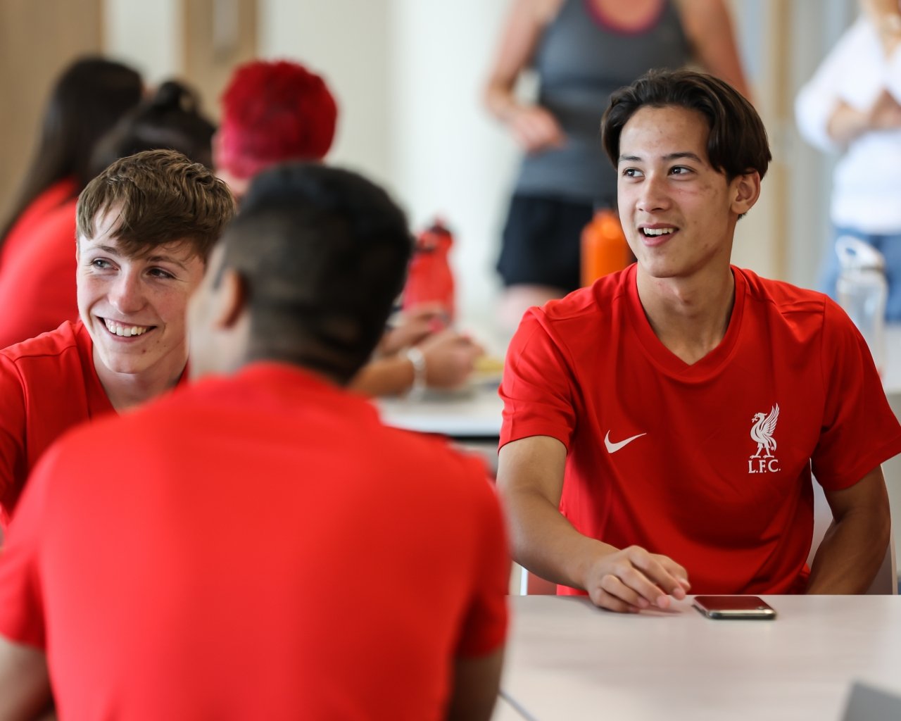 Acampamento de futebol de Liverpool na Inglaterra com Inglês