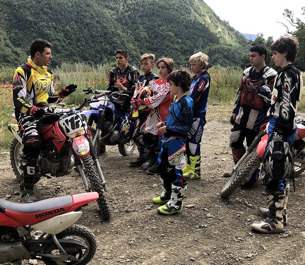 Mini Moto Na Pista de MotoCross 50cc Piloto 5 Anos !