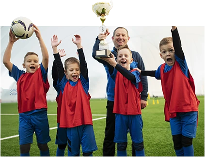 niños celebrando su trofeo