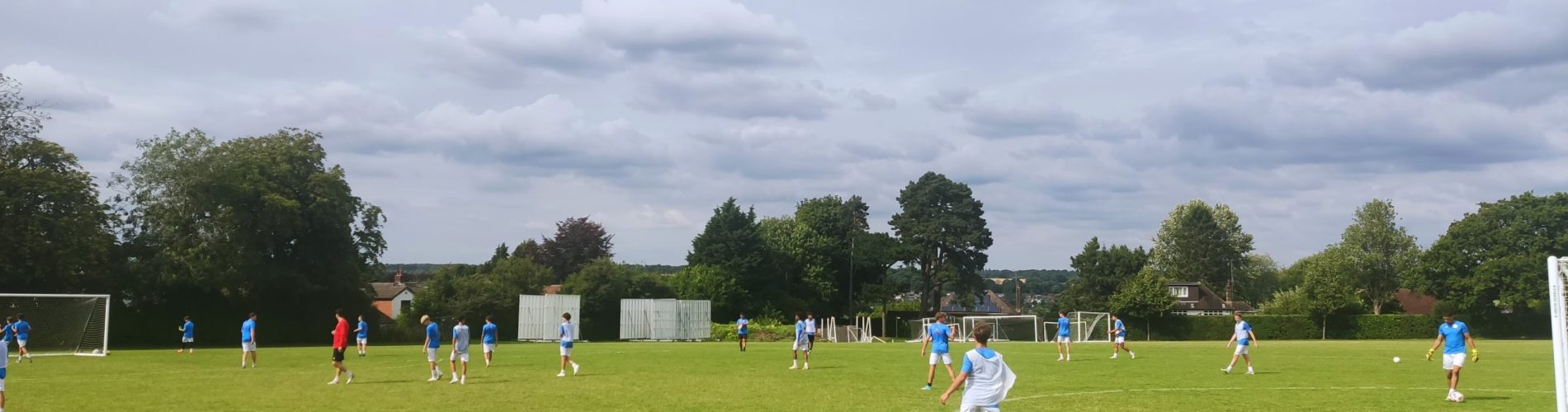 Sessão de treino no campo de uma academia de futebol