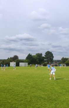 Sessione di allenamento sul campo di un'accademia di calcio