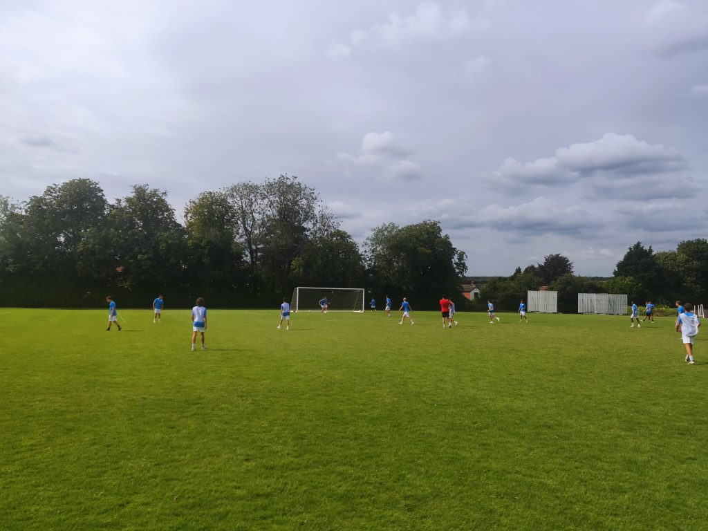 Sesión de entrenamiento en el campo de una academia de fútbol