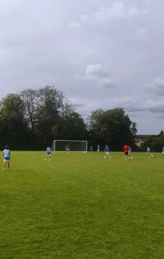 Séance d'entraînement sur le terrain d'une académie de football