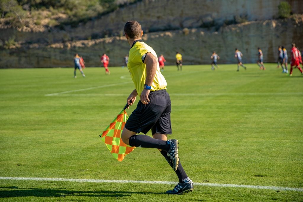 Arbitro asistente durante partido de fútbol
