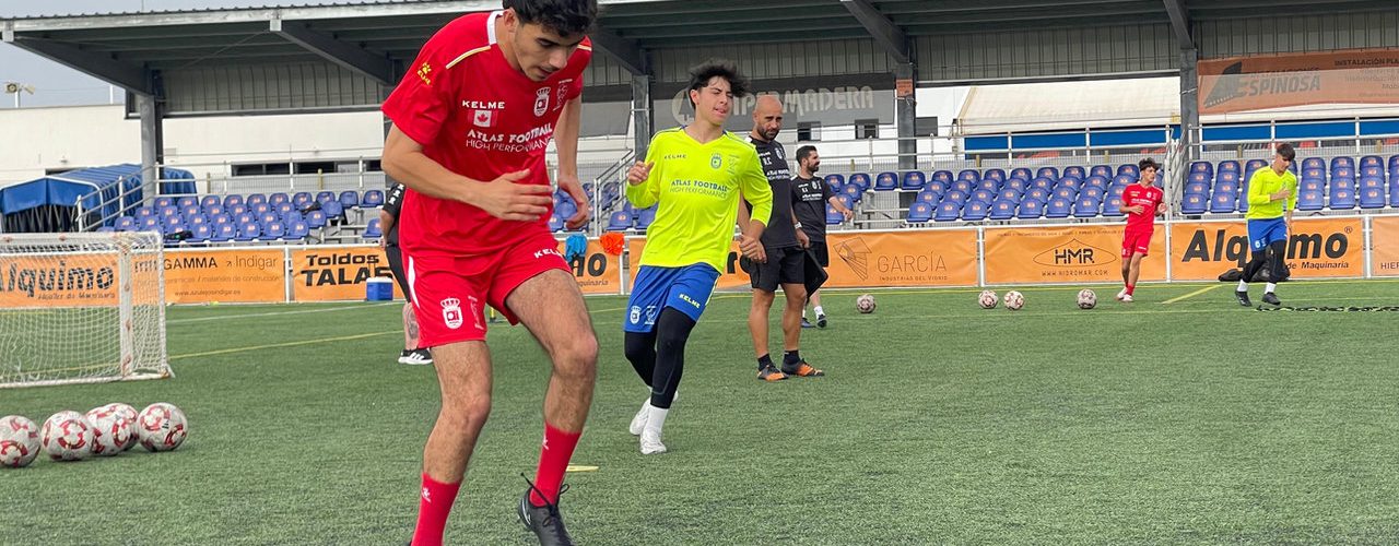 Giocatori in un provino di calcio davanti a osservatori di club professionistici