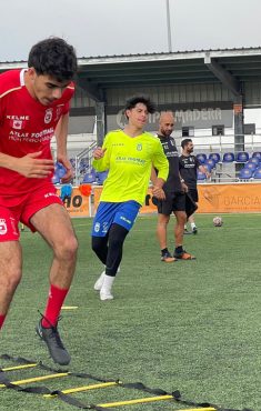 Giocatori in un provino di calcio davanti a osservatori di club professionistici